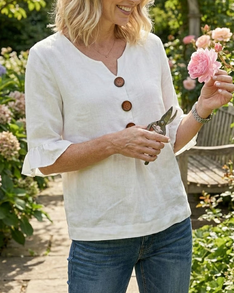 HANNELORE – Einfarbige Bluse mit Holzknöpfen und Volantärmeln