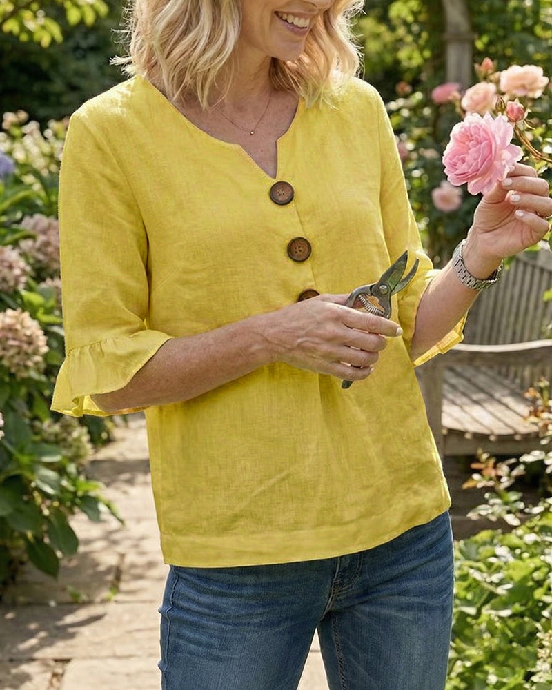 HANNELORE – Einfarbige Bluse mit Holzknöpfen und Volantärmeln