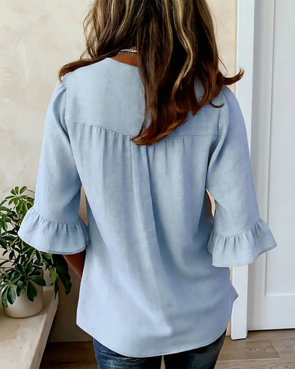 HANNELORE – Einfarbige Bluse mit Holzknöpfen und Volantärmeln